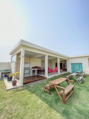 Casa em Condomínio com Área Gourmet e Piscina